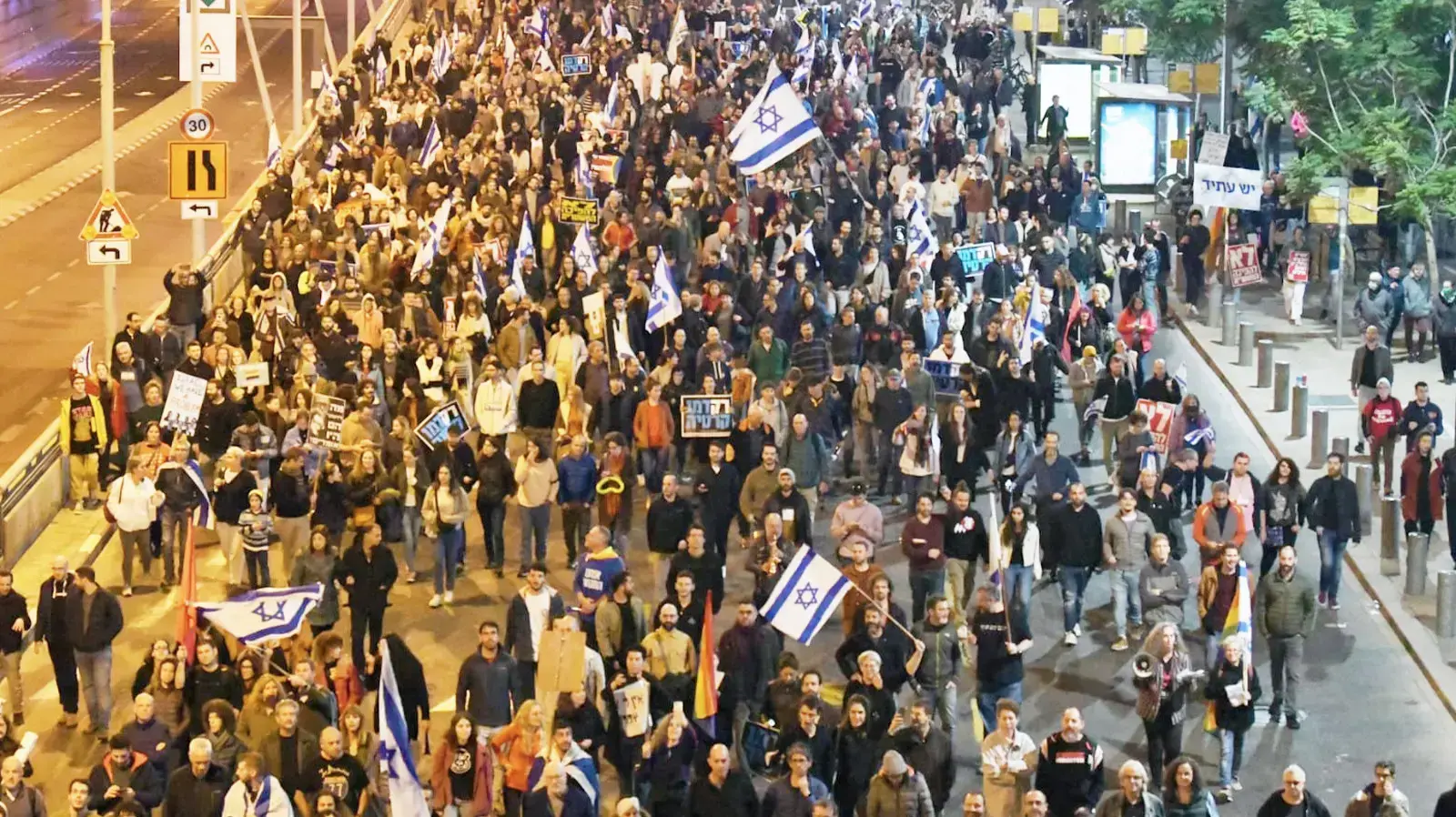 צעדה במסגרת ההפגנה נגד ההפיכה המשפטית, על פרשת דרכים, תל אביב, 21 בינואר 2023 צעדה במסגרת ההפגנה נגד ההפיכה המשפטית, על פרשת דרכים, תל אביב, 21 בינואר 2023