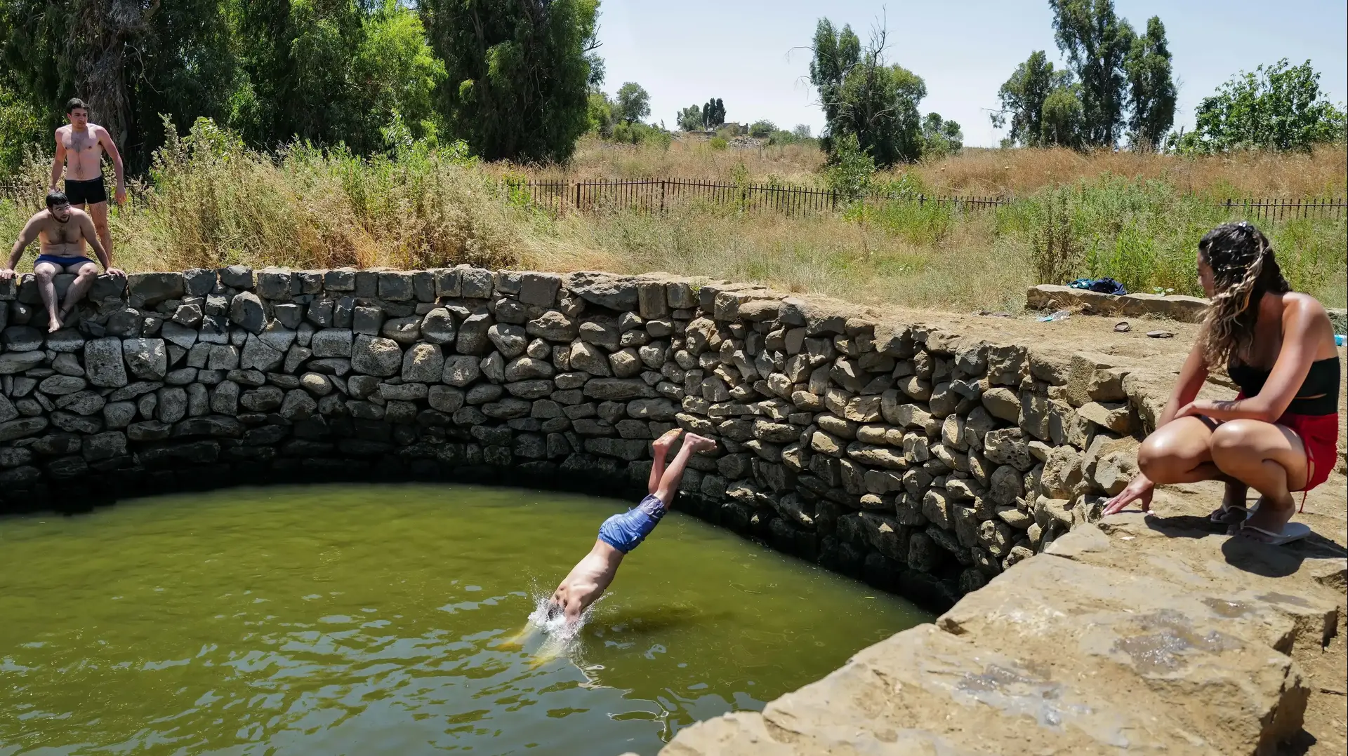 מבלים במעין סלוקיה, רמת הגולן מבלים במעין סלוקיה, רמת הגולן