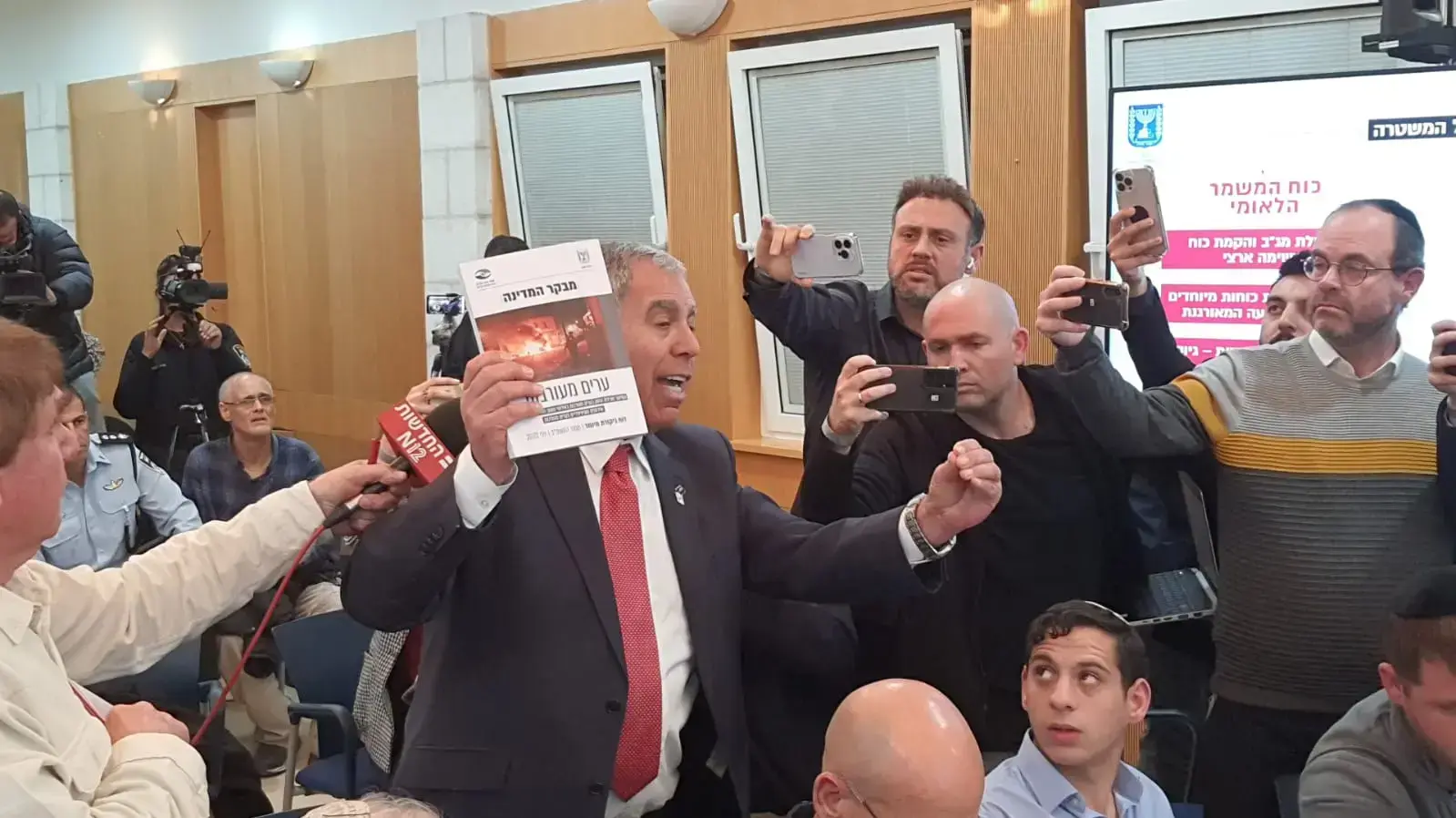 חבר הכנסת מיקי לוי מתפרץ למסיבת העיתונאים של השר לביטחון לאומי איתמר בן גביר ומפכ"ל המשטרה רב ניצב קובי שבתאי חבר הכנסת מיקי לוי מתפרץ למסיבת העיתונאים של השר לביטחון לאומי איתמר בן גביר ומפכ"ל המשטרה רב ניצב קובי שבתאי