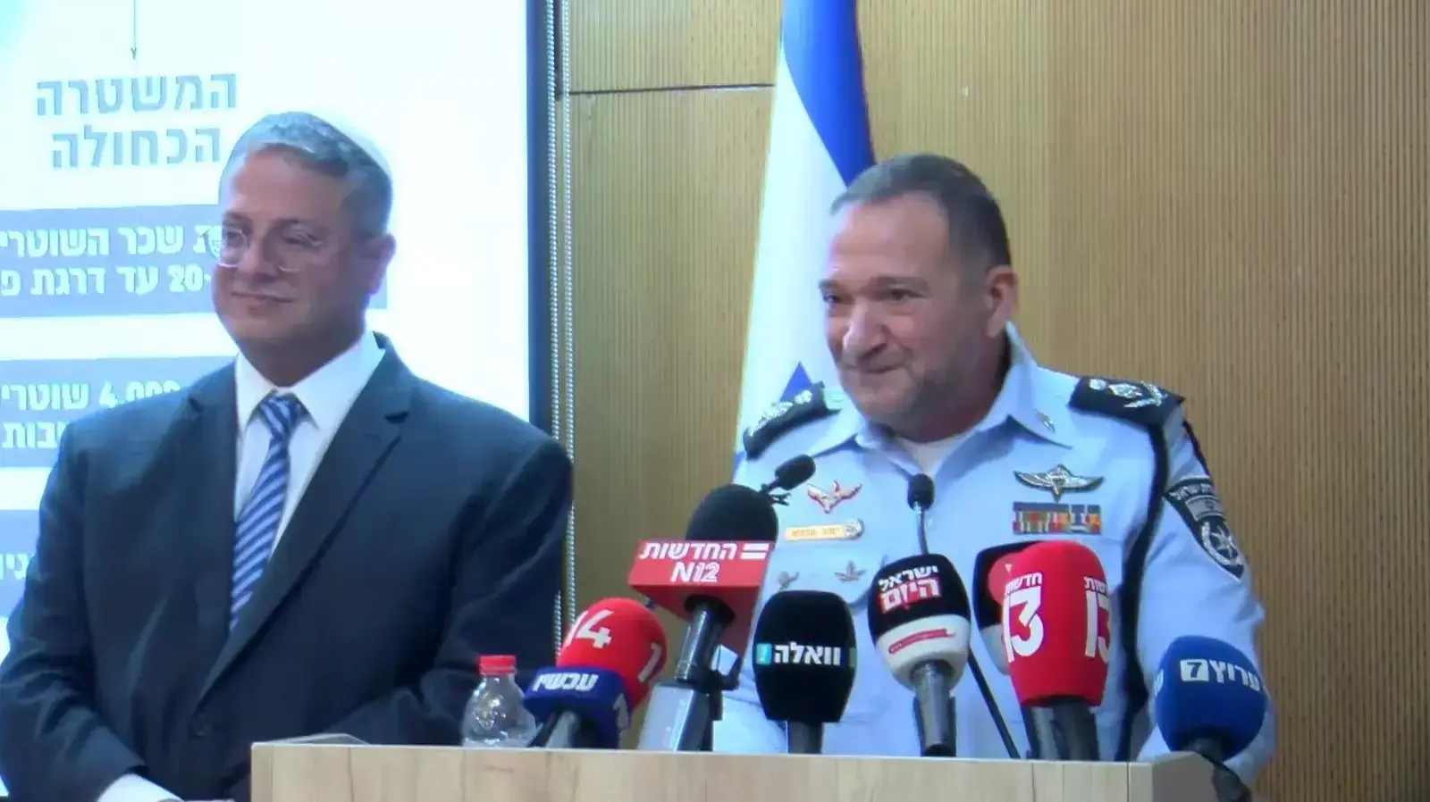 מתוך מסיבת העיתונאים של השר לביטחון לאומי איתמר בן גביר ומפכ"ל המשטרה רב ניצב קובי שבתאי מתוך מסיבת העיתונאים של השר לביטחון לאומי איתמר בן גביר ומפכ"ל המשטרה רב ניצב קובי שבתאי