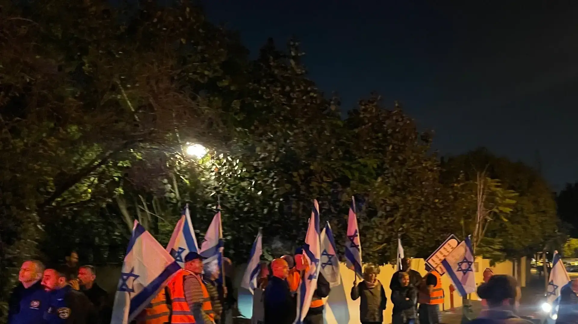 אנשי ימין מפגינים מול ביתה של אסתר חיות. 24 בינואר 2022 אנשי ימין מפגינים מול ביתה של אסתר חיות. 24 בינואר 2022