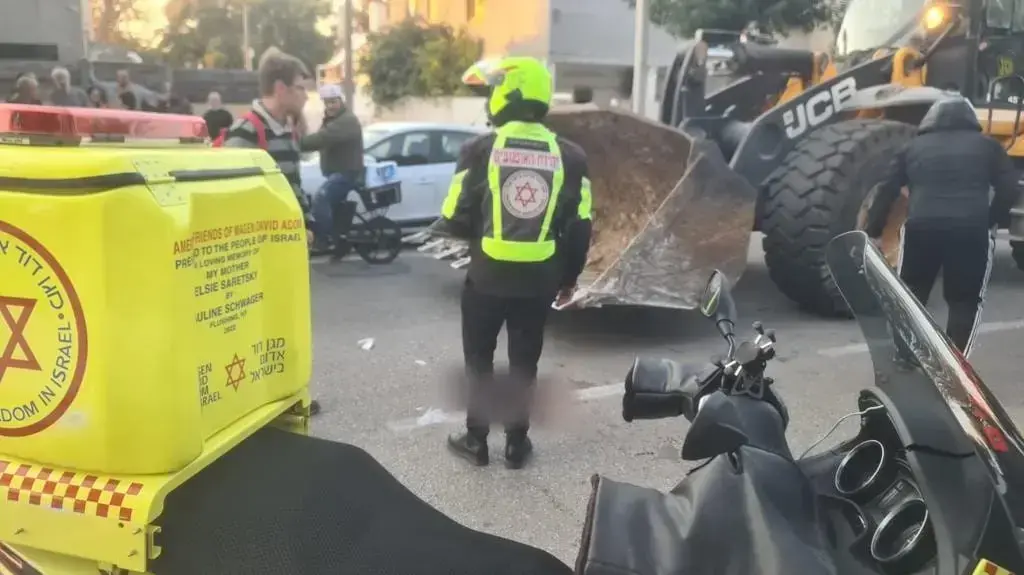 רוכב אופנוע בן 35 נפצע קשה מפגיעת טרקטור ברחוב יוסף אהרונוביץ' בחולון. 25 בינואר 2023 רוכב אופנוע בן 35 נפצע קשה מפגיעת טרקטור ברחוב יוסף אהרונוביץ' בחולון. 25 בינואר 2023