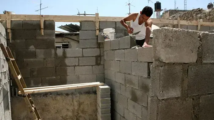 הוועד נגד הריסת בתים מתחיל לבנות את הבתים שנהרסו אמש