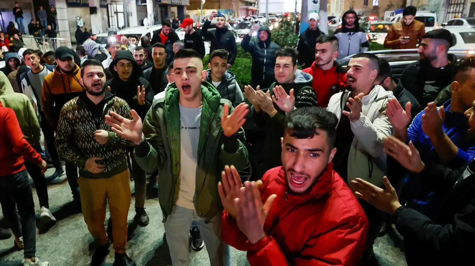 חלוקת ממתקים בחברון בתגובה לפיגוע בבית הכנסת בשכונת נווה יעקב בירושלים, 27 בינואר 2022 חלוקת ממתקים בחברון בתגובה לפיגוע בבית הכנסת בשכונת נווה יעקב בירושלים, 27 בינואר 2022
