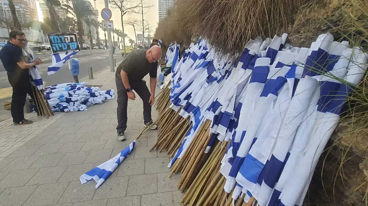 נערכים להפגנה בתל אביב, 28 בינואר 2023 נערכים להפגנה בתל אביב, 28 בינואר 2023