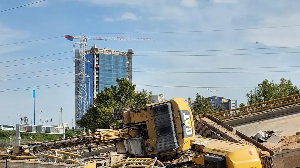 המשטרה עיכבה לחקירה מנהל עבודה בראשל"צ, לאחר שבמהלך טיפול בתשתית הגשר, נפלו 2 באגרים ונהגיהם נפצעו באורח בינוני וקל, 29 בינואר 2023 המשטרה עיכבה לחקירה מנהל עבודה בראשל"צ, לאחר שבמהלך טיפול בתשתית הגשר, נפלו 2 באגרים ונהגיהם נפצעו באורח בינוני וקל, 29 בינואר 2023