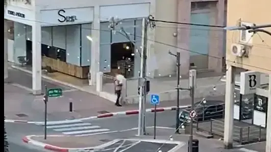 צעיר שיגר זיקוקים ברחוב סוקולוב, רמת השרון, 30 בינואר 2023