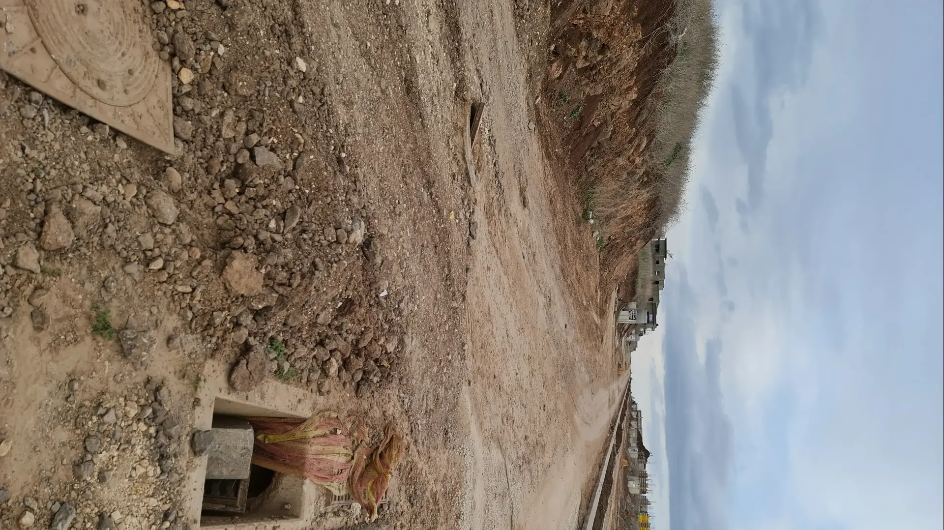 שכונה בטבריה שעבודות התשתית בה לא הסתיימו, כולל חשמל, ותושבים נאלצים לעבור לגור שם בבתים שכבר סיימו לבנות. ינואר 2023 שכונה בטבריה שעבודות התשתית בה לא הסתיימו, כולל חשמל, ותושבים נאלצים לעבור לגור שם בבתים שכבר סיימו לבנות. ינואר 2023