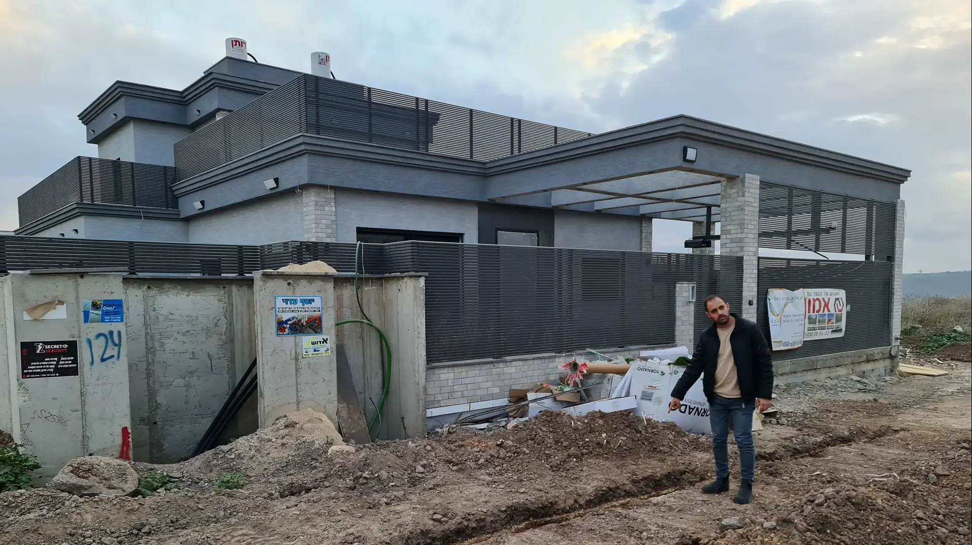 שכונה בטבריה שעבודות התשתית בה לא הסתיימו, כולל חשמל, ותושבים נאלצים לעבור לגור שם בבתים שכבר סיימו לבנות. ינואר 2023
