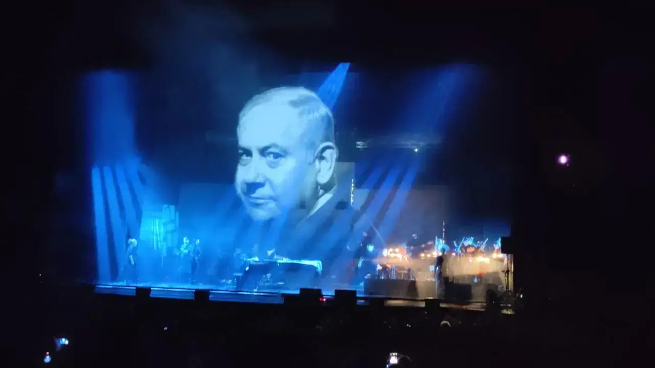 תמונת בנימין נתניהו בהופעה של שלומי שבן תמונת בנימין נתניהו בהופעה של שלומי שבן