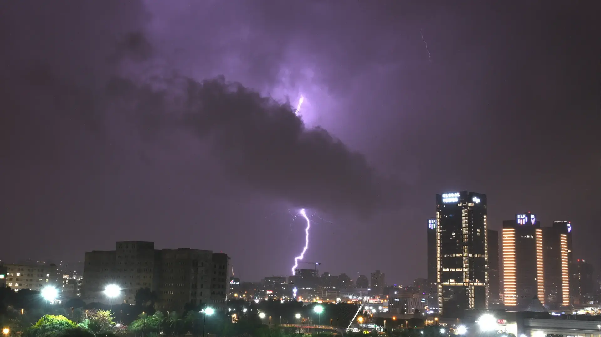 מזג אוויר חורפי- ברקים בפתח תקווה. ינואר 2023 מזג אוויר חורפי- ברקים בפתח תקווה. ינואר 2023