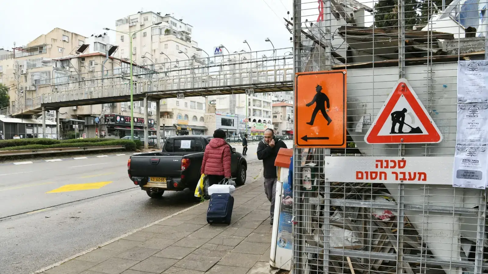 הגשר להולכי רגל שמחבר בין פרדס כץ למרכז העיר בני ברק על רחוב ז'בוטינסקי, 3 בפברואר 2023 הגשר להולכי רגל שמחבר בין פרדס כץ למרכז העיר בני ברק על רחוב ז'בוטינסקי, 3 בפברואר 2023