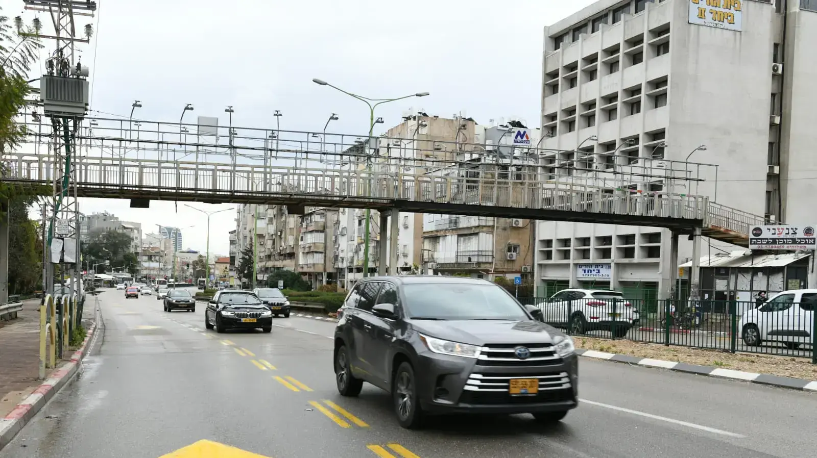 הגשר להולכי רגל שמחבר בין פרדס כץ למרכז העיר בני ברק על רחוב ז'בוטינסקי, 3 בפברואר 2023