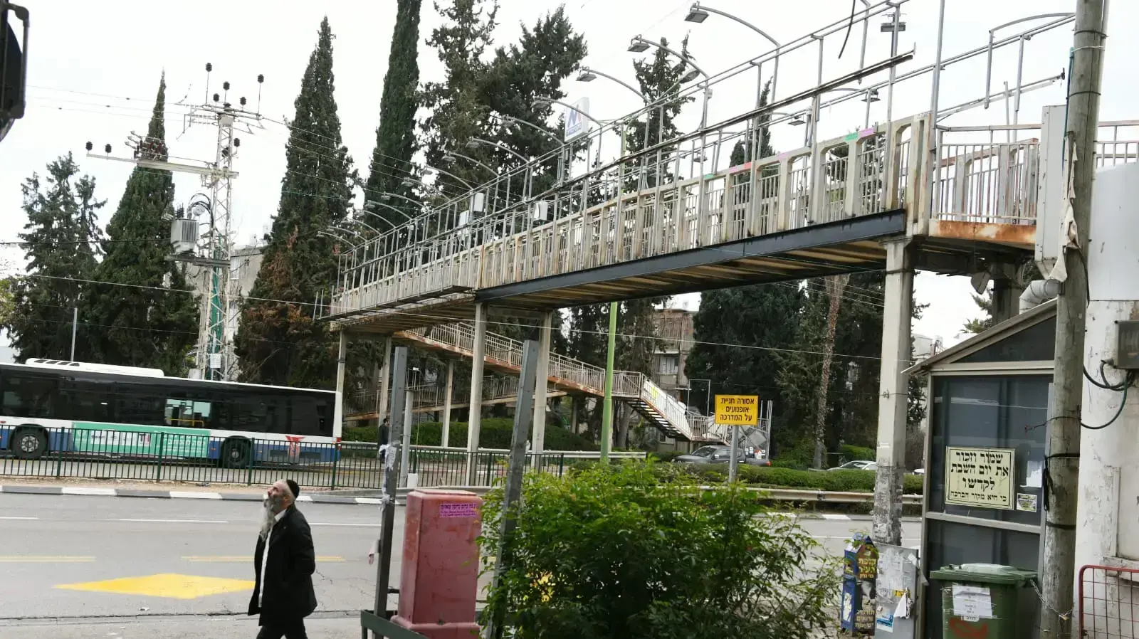 הגשר להולכי רגל שמחבר בין פרדס כץ למרכז העיר בני ברק על רחוב ז'בוטינסקי, 3 בפברואר 2023 הגשר להולכי רגל שמחבר בין פרדס כץ למרכז העיר בני ברק על רחוב ז'בוטינסקי, 3 בפברואר 2023