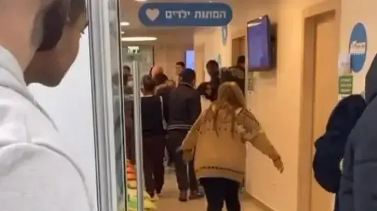 תיעוד תקיפה במרפאת ביקור רופא בתל אביב
