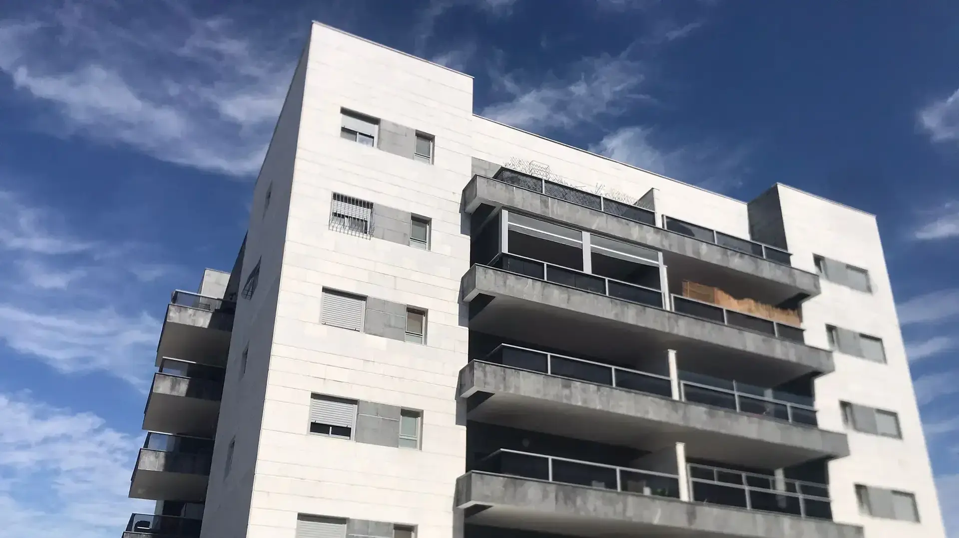 בניין המגורים בו מתגוררת האישה שעברה אונס, גדרה, 5 בפברואר 2023 בניין המגורים בו מתגוררת האישה שעברה אונס, גדרה, 5 בפברואר 2023