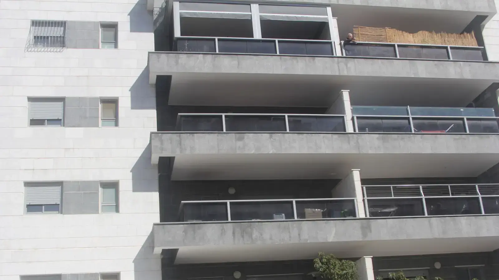 בניין המגורים בו מתגוררת האישה שעברה אונס, גדרה, 5 בפברואר 2023 בניין המגורים בו מתגוררת האישה שעברה אונס, גדרה, 5 בפברואר 2023