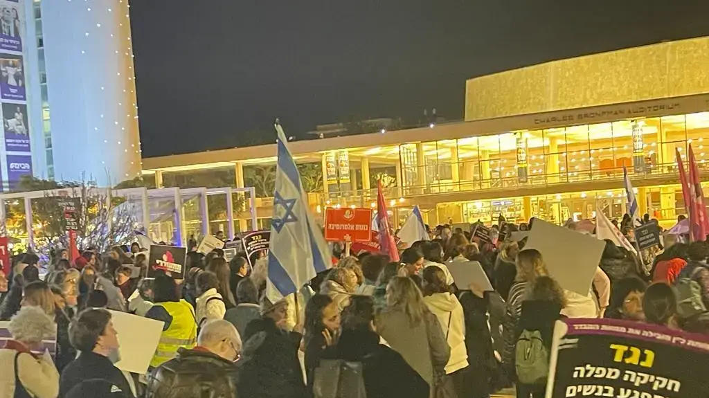 מחאת נשים נגד הרפורמות המשפטיות, רחבת הבימה, תל אביב. 5 בפברואר 2023 מחאת נשים נגד הרפורמות המשפטיות, רחבת הבימה, תל אביב. 5 בפברואר 2023