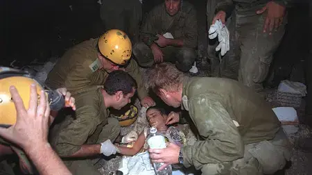 אסון רעידת האדמה בטורקיה בשנת 1999
בצילום: יחידת החילוץ וההצלה של פיקוד העורף של צה"ל, בודקת את שירן פרנקו בת ה-9, אשר נחלצה מהריסות בניין בעיר צ'ינרג'יק, ארבעה ימים לאחר רעש האדמה.
אסון רעידת האדמה בטורקיה בשנת 1999
בצילום: יחידת החילוץ וההצלה של פיקוד העורף של צה"ל, בודקת את שירן פרנקו בת ה-9, אשר נחלצה מהריסות בניין בעיר צ'ינרג'יק, ארבעה ימים לאחר רעש האדמה.
