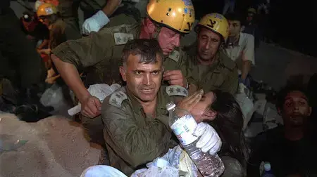 אסון רעידת האדמה בטורקיה בשנת 1999
בצילום: יחידת החילוץ וההצלה של פיקוד העורף של צה"ל, בודקת את שירן פרנקו בת ה-9, אשר נחלצה מהריסות בניין בעיר צ'ינרג'יק, ארבעה ימים לאחר רעש האדמה. אסון רעידת האדמה בטורקיה בשנת 1999
בצילום: יחידת החילוץ וההצלה של פיקוד העורף של צה"ל, בודקת את שירן פרנקו בת ה-9, אשר נחלצה מהריסות בניין בעיר צ'ינרג'יק, ארבעה ימים לאחר רעש האדמה.