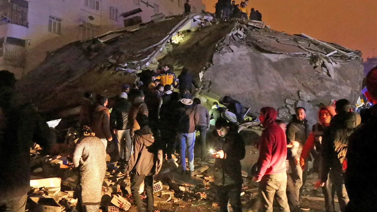 אנשים סורקים בהריסות בעקבות רעידת האדמה במחוז דיארבקיר, טורקיה, 6 בפברואר 2023 אנשים סורקים בהריסות בעקבות רעידת האדמה במחוז דיארבקיר, טורקיה, 6 בפברואר 2023