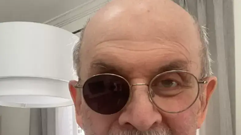 סלמאן רושדי לאחר התקיפה