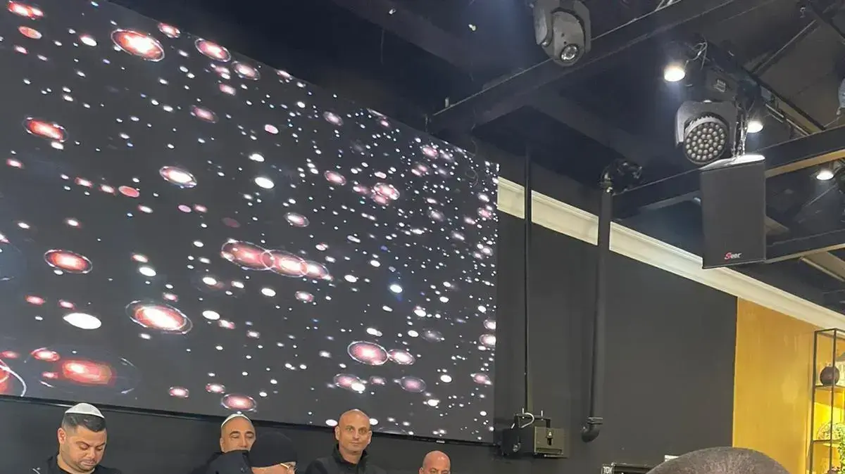 עמוס לביא, אייל נגר, יהודה עמר בפגישה באולם אירועים ביהוד למפגש סולחה במסגרת מאמצי הצדדים להביא לשביתת נשק והרגעה אחרי חיסולו של העבריין בני שלמה עמוס לביא, אייל נגר, יהודה עמר בפגישה באולם אירועים ביהוד למפגש סולחה במסגרת מאמצי הצדדים להביא לשביתת נשק והרגעה אחרי חיסולו של העבריין בני שלמה