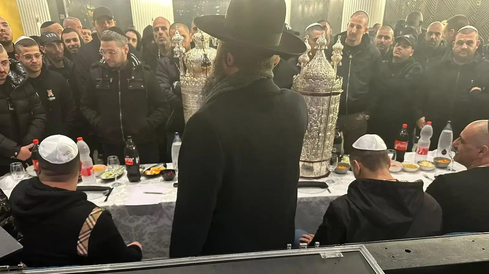 עמוס לביא, אייל נגר, יהודה עמר בפגישה באולם אירועים ביהוד למפגש סולחה במסגרת מאמצי הצדדים להביא לשביתת נשק והרגעה אחרי חיסולו של העבריין בני שלמה עמוס לביא, אייל נגר, יהודה עמר בפגישה באולם אירועים ביהוד למפגש סולחה במסגרת מאמצי הצדדים להביא לשביתת נשק והרגעה אחרי חיסולו של העבריין בני שלמה