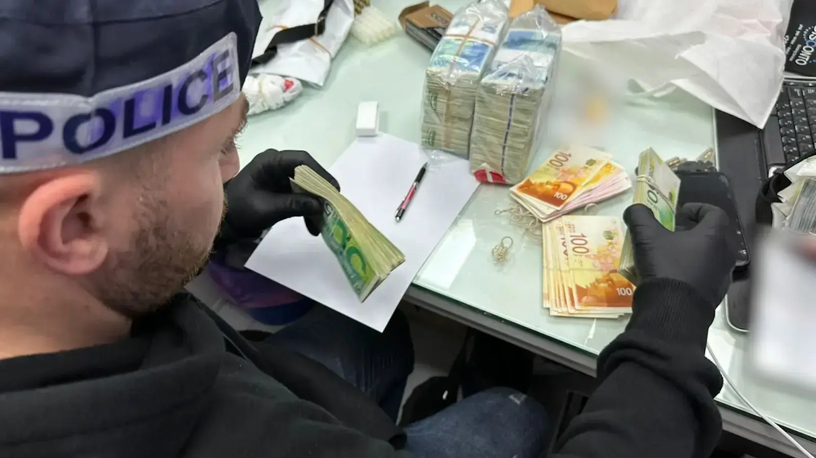 הכספים שנתפסו בפשיטה על ארגון אבו לטיף בצפון
