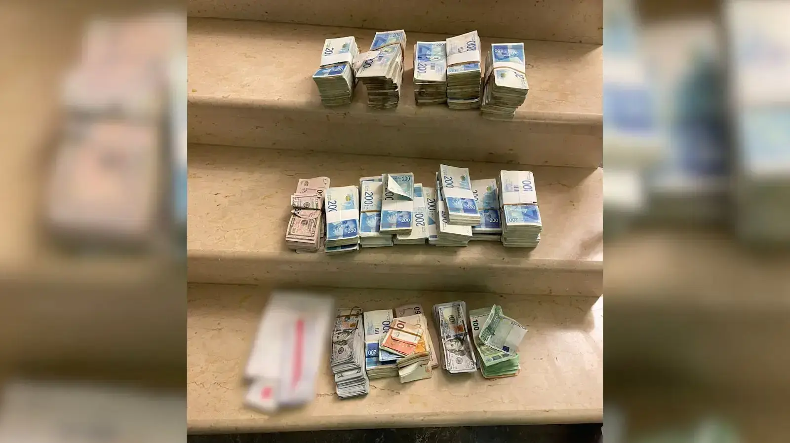 כסף מזומן שנמצא בפשיטה על ארגון אבו לטיף בצפון כסף מזומן שנמצא בפשיטה על ארגון אבו לטיף בצפון
