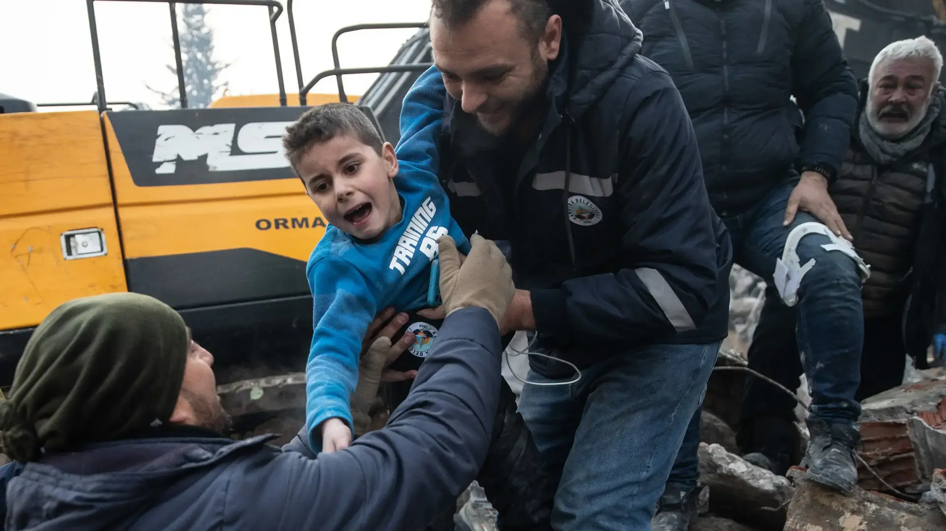 ילד בן שמונה מחולץ אחרי 52 שעות מההריסות אחרי רעידת האדמה בהטאיי, טורקיה, 8 בפברואר 2023 ילד בן שמונה מחולץ אחרי 52 שעות מההריסות אחרי רעידת האדמה בהטאיי, טורקיה, 8 בפברואר 2023