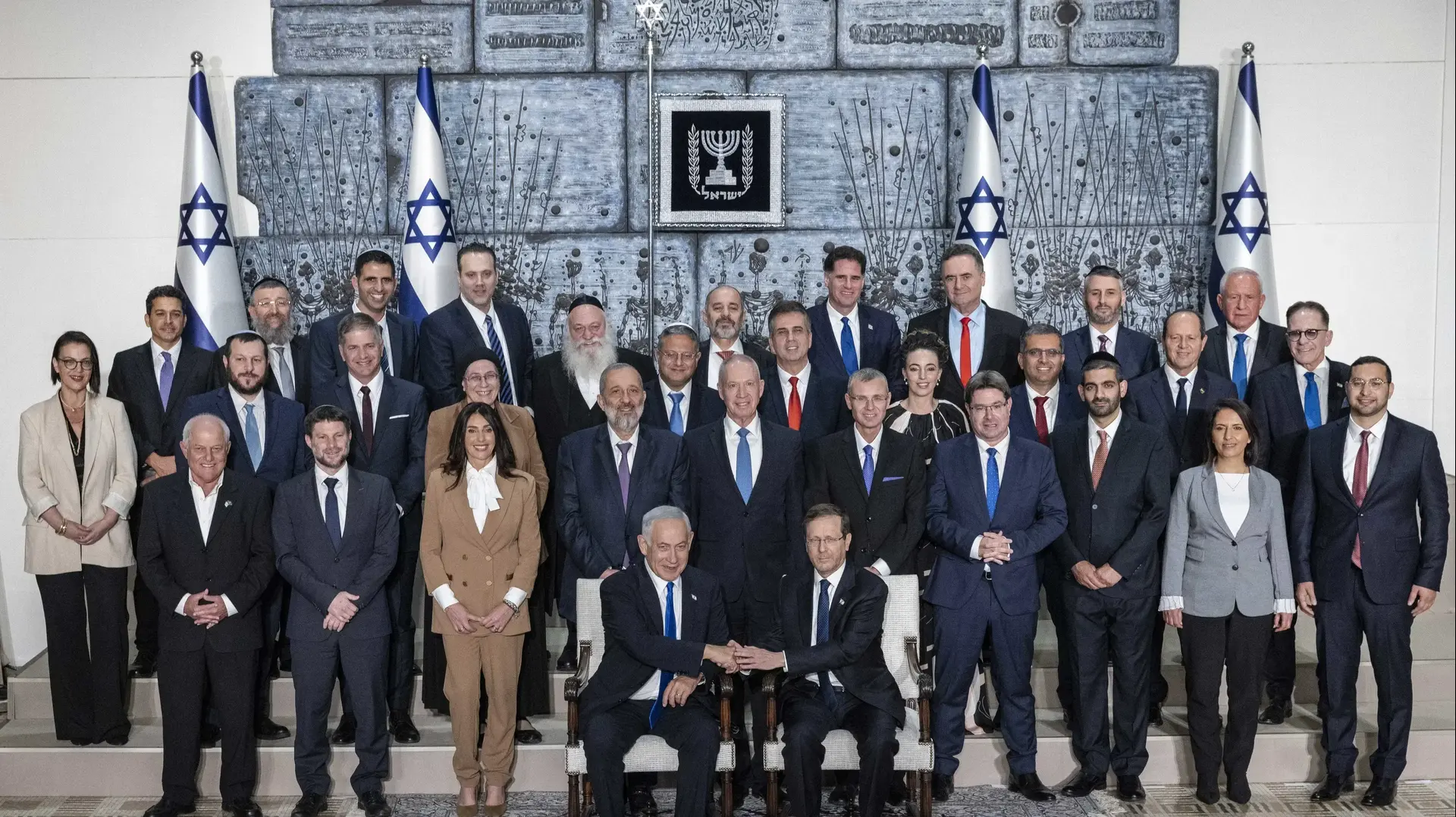 נשיא ישראל יצחק הרצוג וראש ממשלת ישראל בנימין נתניהו מצטלמים לתמונה קבוצתית של הממשלה החדשה עם שרי ישראל בבית הנשיא בירושלים, ב-29 בדצמבר 2022 נשיא ישראל יצחק הרצוג וראש ממשלת ישראל בנימין נתניהו מצטלמים לתמונה קבוצתית של הממשלה החדשה עם שרי ישראל בבית הנשיא בירושלים, ב-29 בדצמבר 2022