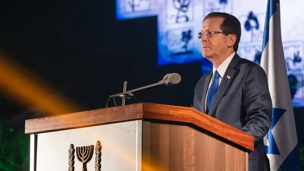 יום עיון וטקס התייחדות לזכר 73 חללי אסון המסוקים, במלאת 26 שנים לאסון, בבית החינוך המשותף "הר וגיא". האירוע נערך במעמד נשיא המדינה, יצחק הרצוג, 8 בפברואר 2023 יום עיון וטקס התייחדות לזכר 73 חללי אסון המסוקים, במלאת 26 שנים לאסון, בבית החינוך המשותף "הר וגיא". האירוע נערך במעמד נשיא המדינה, יצחק הרצוג, 8 בפברואר 2023