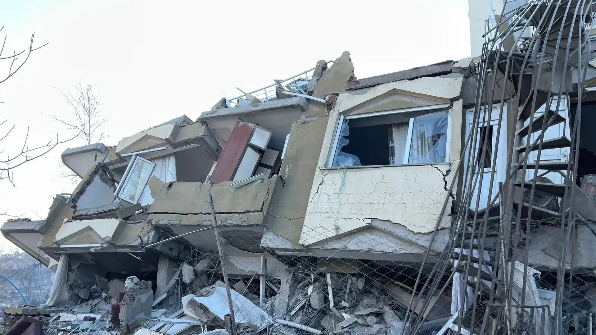 ערב בקהרמאנמרש- אלפים מעבירים את הלילה ברחובות בעקבות רעידת האדמה בטורקיה. 8 בפברואר 2023 ערב בקהרמאנמרש- אלפים מעבירים את הלילה ברחובות בעקבות רעידת האדמה בטורקיה. 8 בפברואר 2023