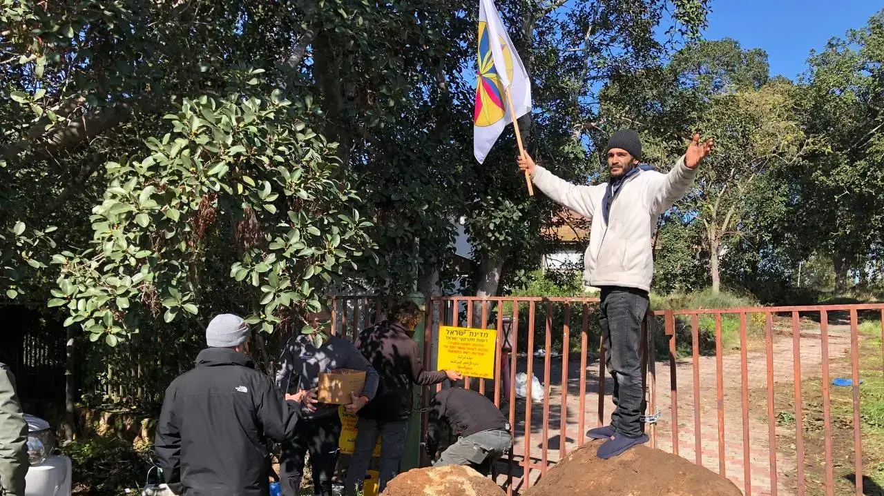 שוטרים ואנשי משמר הגבול פשטו על מתחם בית יערי בשרון, שם מתגוררים מי שהכריזו על עצמם ריבוני ״ממלכת ישר-אל״, 9 בפברואר 2023