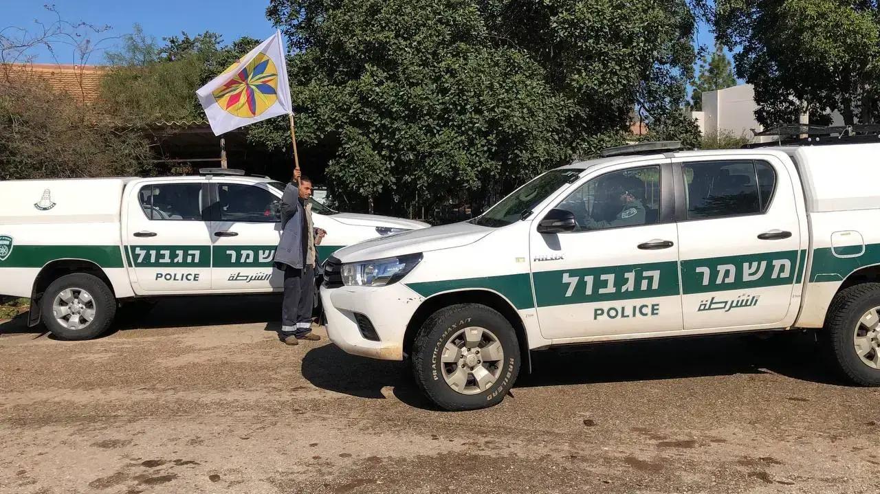 שוטרים ואנשי משמר הגבול פשטו על מתחם בית יערי בשרון, שם מתגוררים מי שהכריזו על עצמם ריבוני ״ממלכת ישר-אל״, 9 בפברואר 2023 שוטרים ואנשי משמר הגבול פשטו על מתחם בית יערי בשרון, שם מתגוררים מי שהכריזו על עצמם ריבוני ״ממלכת ישר-אל״, 9 בפברואר 2023