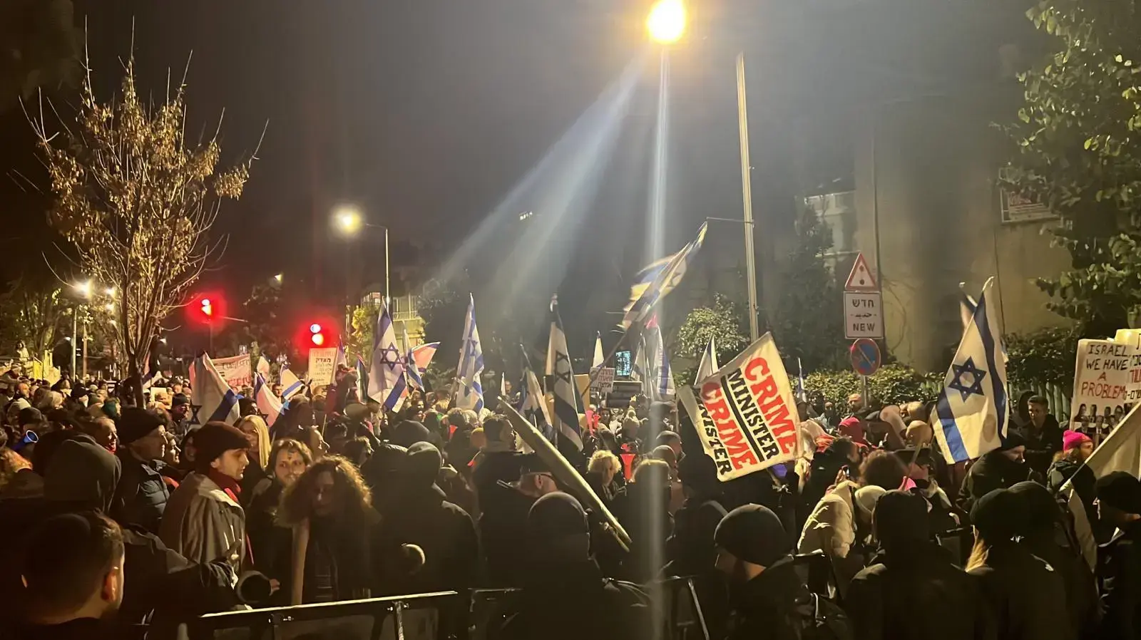 עשרות בני אדם מול בית רוה״מ בהפגנה שארגנו קריים מיניסטר נגד הרפורמה המשפטית. המשטרה חסמה את הרחוב לחלוטין. 9 בפברואר 2023 עשרות בני אדם מול בית רוה״מ בהפגנה שארגנו קריים מיניסטר נגד הרפורמה המשפטית. המשטרה חסמה את הרחוב לחלוטין. 9 בפברואר 2023