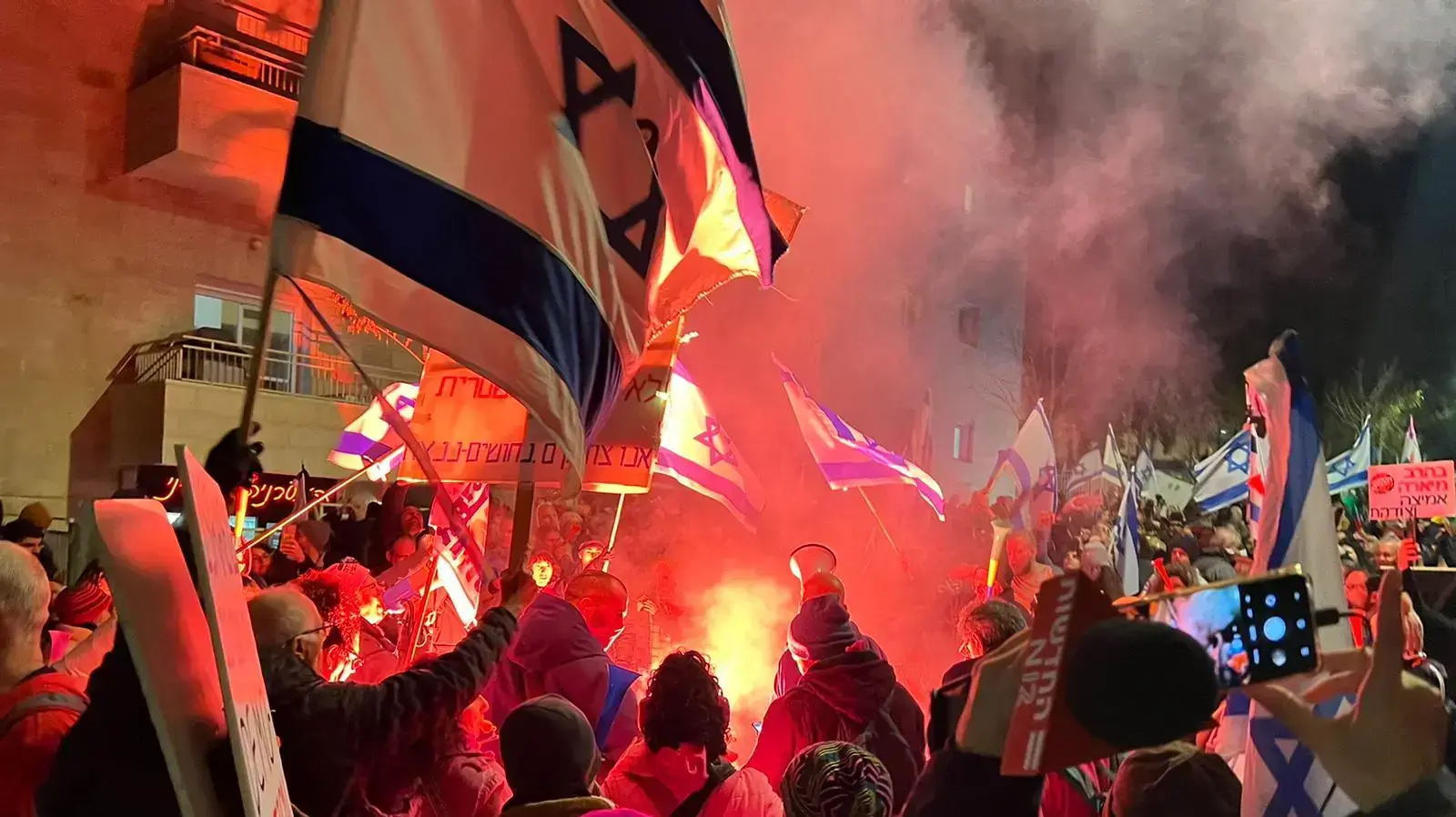 עשרות בני אדם מול בית רוה״מ בהפגנה שארגנו קריים מיניסטר נגד הרפורמה המשפטית. המשטרה חסמה את הרחוב לחלוטין. 9 בפברואר 2023