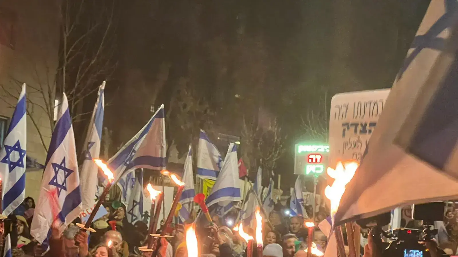 עשרות בני אדם מול בית רוה״מ בהפגנה שארגנו קריים מיניסטר נגד הרפורמה המשפטית. המשטרה חסמה את הרחוב לחלוטין. 9 בפברואר 2023 עשרות בני אדם מול בית רוה״מ בהפגנה שארגנו קריים מיניסטר נגד הרפורמה המשפטית. המשטרה חסמה את הרחוב לחלוטין. 9 בפברואר 2023