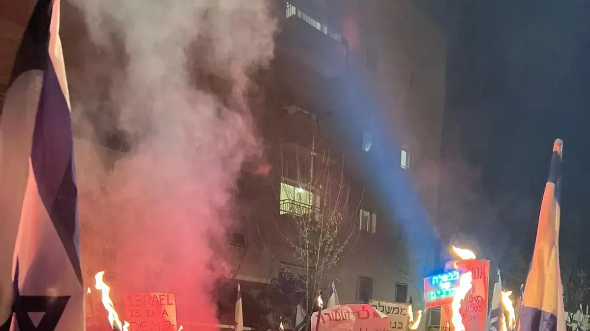 עשרות בני אדם מול בית רוה״מ בהפגנה שארגנו קריים מיניסטר נגד הרפורמה המשפטית. המשטרה חסמה את הרחוב לחלוטין. 9 בפברואר 2023 עשרות בני אדם מול בית רוה״מ בהפגנה שארגנו קריים מיניסטר נגד הרפורמה המשפטית. המשטרה חסמה את הרחוב לחלוטין. 9 בפברואר 2023