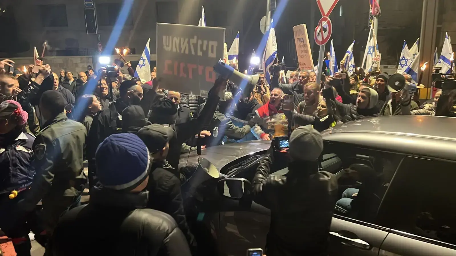 עימותים בין המפגינים נגד הרפורמה המשפטית לבין אנשי ימין שהגיעו לאירוע. המשטרה חסמה את הרחוב לחלוטין. 9 בפברואר 2023 עימותים בין המפגינים נגד הרפורמה המשפטית לבין אנשי ימין שהגיעו לאירוע. המשטרה חסמה את הרחוב לחלוטין. 9 בפברואר 2023