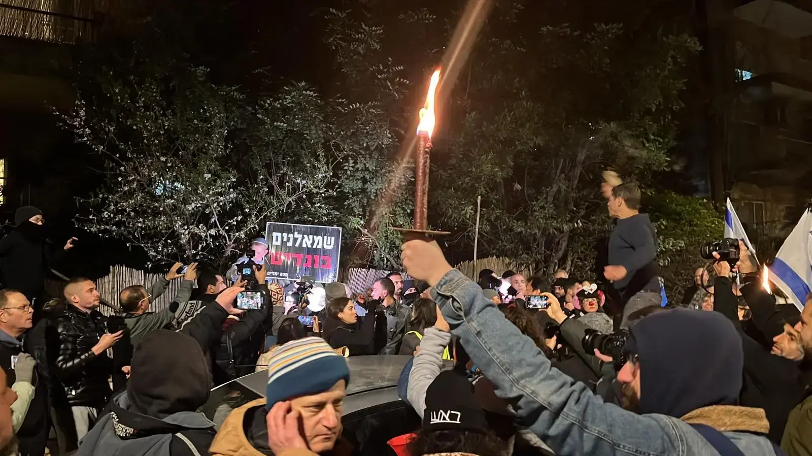 עימותים בין המפגינים נגד הרפורמה המשפטית לבין אנשי ימין שהגיעו לאירוע. המשטרה חסמה את הרחוב לחלוטין. 9 בפברואר 2023 עימותים בין המפגינים נגד הרפורמה המשפטית לבין אנשי ימין שהגיעו לאירוע. המשטרה חסמה את הרחוב לחלוטין. 9 בפברואר 2023