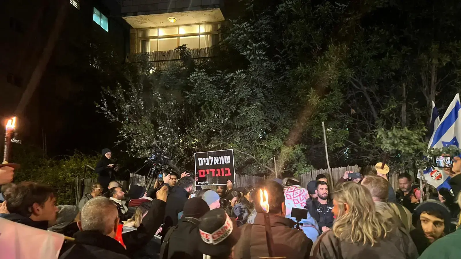 עימותים בין המפגינים נגד הרפורמה המשפטית לבין אנשי ימין שהגיעו לאירוע. המשטרה חסמה את הרחוב לחלוטין. 9 בפברואר 2023 עימותים בין המפגינים נגד הרפורמה המשפטית לבין אנשי ימין שהגיעו לאירוע. המשטרה חסמה את הרחוב לחלוטין. 9 בפברואר 2023