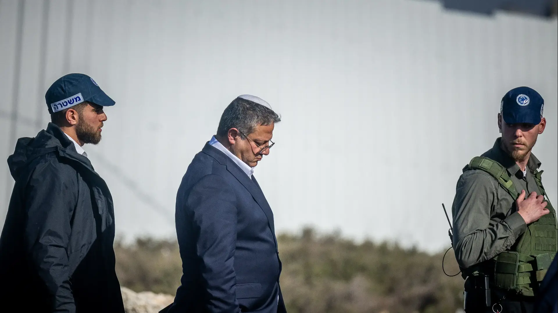 השר לביטחון לאומי איתמר בן גביר בזירת פיגוע דריסה סמוך לתחנת אוטובוס,שכונת רמות, ירושלים, 10 בפברואר 2023 השר לביטחון לאומי איתמר בן גביר בזירת פיגוע דריסה סמוך לתחנת אוטובוס,שכונת רמות, ירושלים, 10 בפברואר 2023