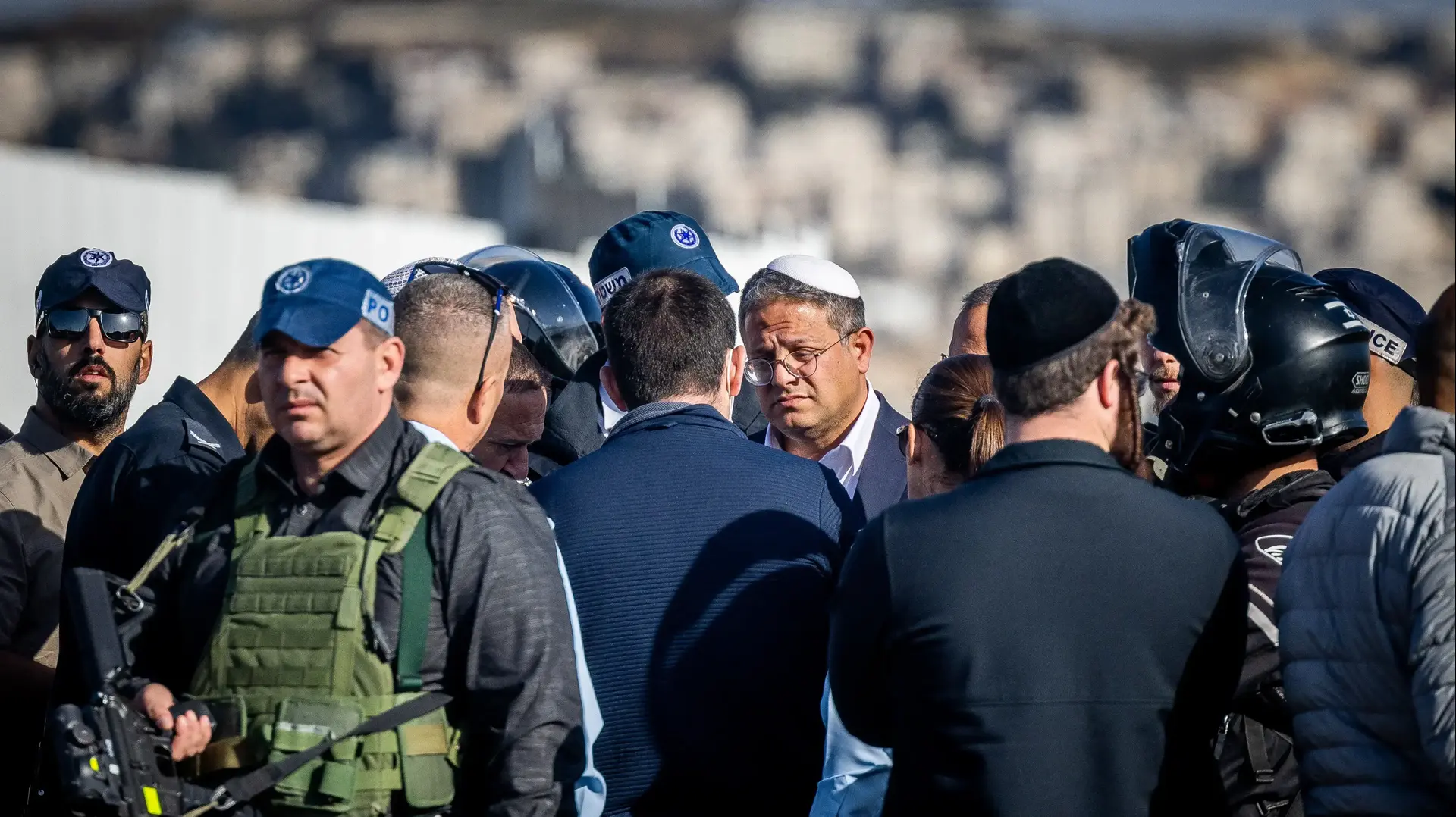 השר לביטחון לאומי איתמר בן גביר בזירת פיגוע דריסה סמוך לתחנת אוטובוס,שכונת רמות, ירושלים, 10 בפברואר 2023 השר לביטחון לאומי איתמר בן גביר בזירת פיגוע דריסה סמוך לתחנת אוטובוס,שכונת רמות, ירושלים, 10 בפברואר 2023