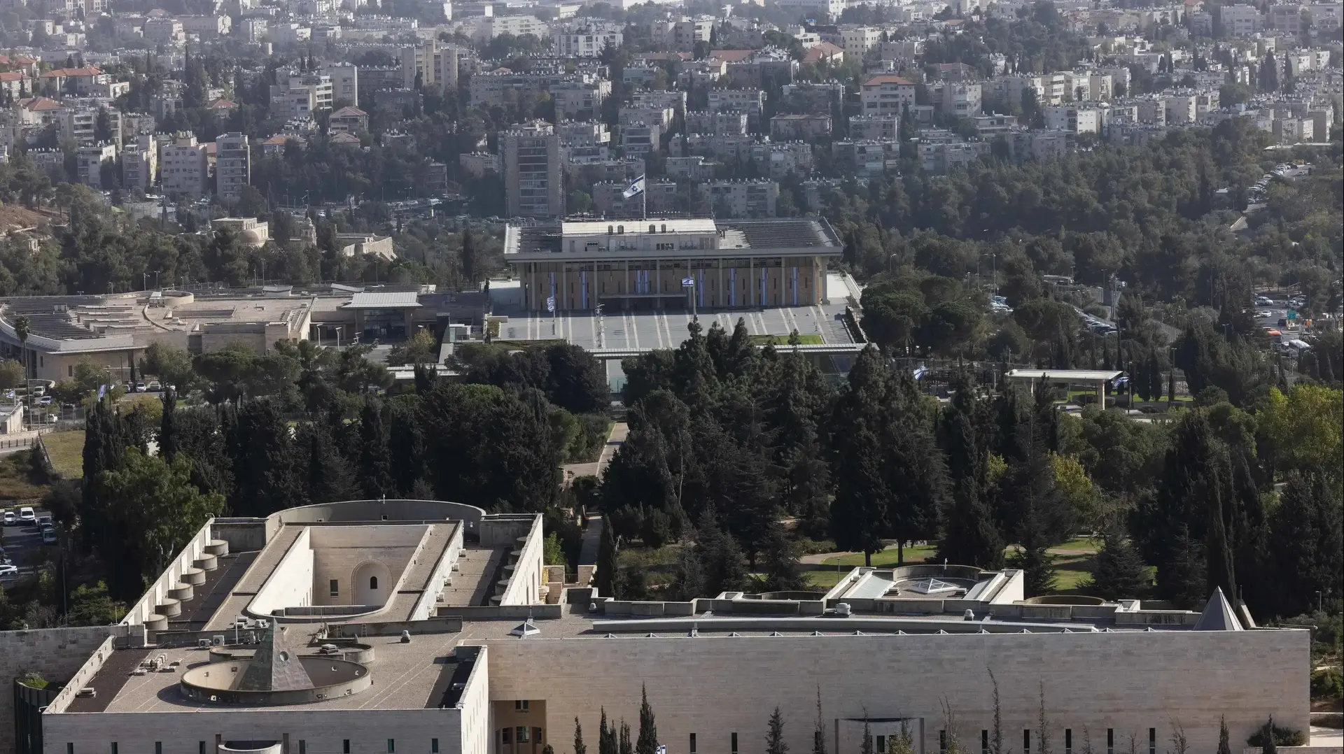 מבט אווירי של בית המשפט העליון בירושלים והכנסת