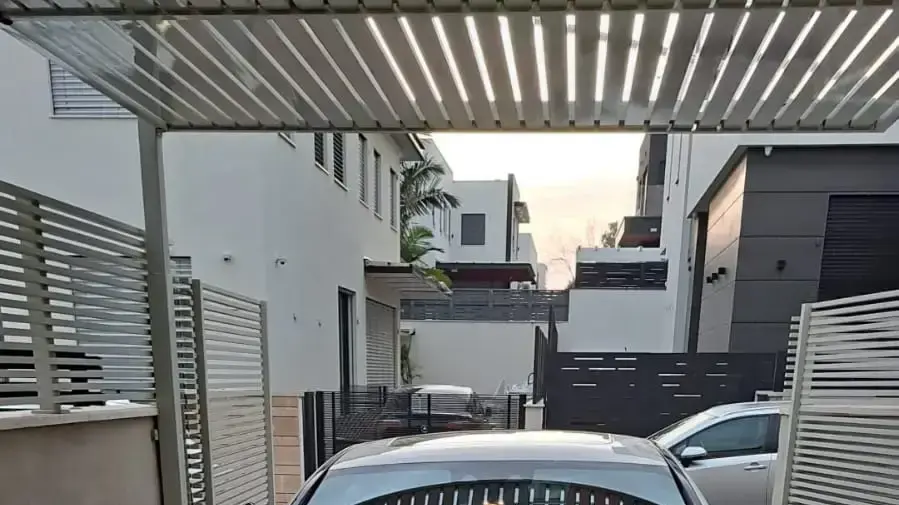 רכבי יוקרה, שעוני יוקרה, כסף רב במזומן, מסמכים, חותמות נתפסו בבתיהם של חשודים בניהול קרטל והטיית מכרזים של קבלנים, עו"ד ובעלי חברות בפרויקטים ומכרזי בינוי ואחזקה של משרד הביטחון רכבי יוקרה, שעוני יוקרה, כסף רב במזומן, מסמכים, חותמות נתפסו בבתיהם של חשודים בניהול קרטל והטיית מכרזים של קבלנים, עו"ד ובעלי חברות בפרויקטים ומכרזי בינוי ואחזקה של משרד הביטחון