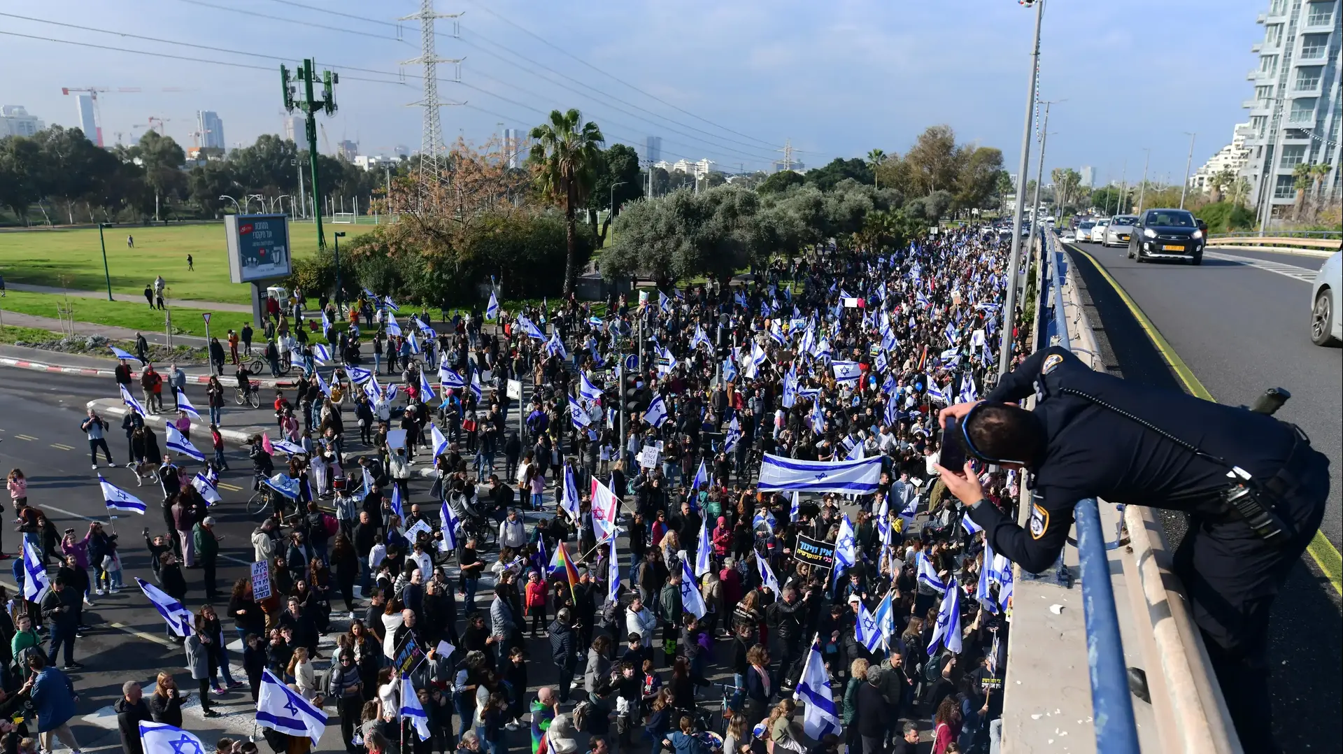 מפגינים נגד המהפכה המשפטית, תל אביב, 13 בפברואר 2023 מפגינים נגד המהפכה המשפטית, תל אביב, 13 בפברואר 2023