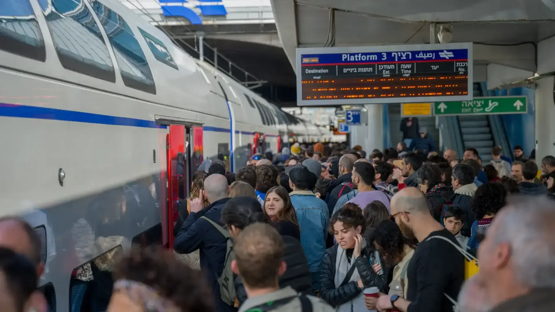 מפגינים בתחנת הרכבת בדרכם למחאה נגד המהפכה המשפטית, 13 בפברואר 2023 מפגינים בתחנת הרכבת בדרכם למחאה נגד המהפכה המשפטית, 13 בפברואר 2023
