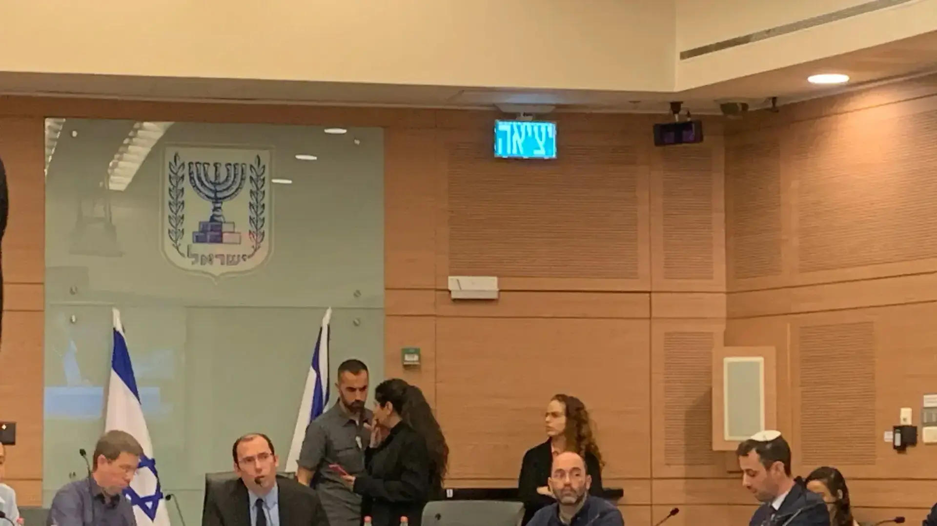 מאבטח מלווה את שמחה רוטמן, דיון ועדת החוקה, 13 בפברואר 2023 מאבטח מלווה את שמחה רוטמן, דיון ועדת החוקה, 13 בפברואר 2023